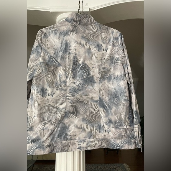 Zenergy by Chico’s women’s gray / multi color metalic Animal print windbreaker - Picture 2 of 6